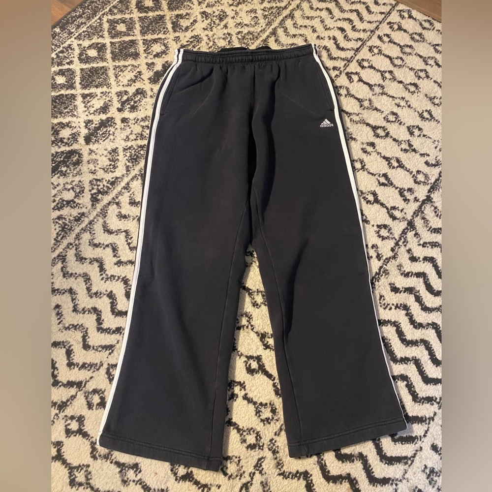 Men’s Adidas sweatpants size medium with pockets